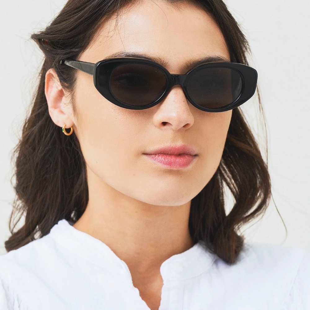 velvet canyon la plage Chic Black Oval Sunglasses - Picture 2 of 7